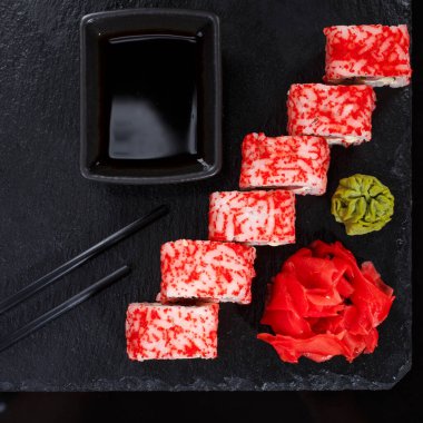 Çubuklu suşi, zencefil, soya sosu ve wasabi. Japon yemeği. Sebzeli, balıklı ve havyarlı suşi. Japon menüsü. Üst görünüm.