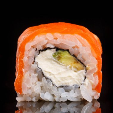 Siyah arka planda taze geleneksel Japon suşisi. Japon yemek tarzı..