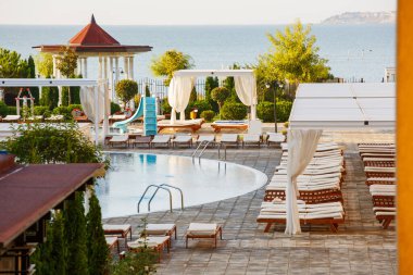 Havuz kenarında dinlenme alanı. Otelde yaz tatili. Dinlenmek için boş alan. Tatil için lüks bir yer ve spa