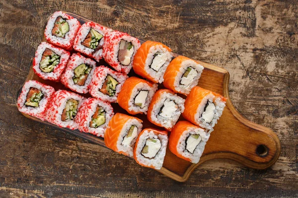 两种不同的寿司在木板上打滚 日本料理 顶部视图 — 图库照片