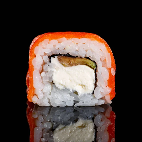 Aufgeschnittenes Sushi Philadelphia Auf Schwarzem Hintergrund Essen Und Restaurants Studioaufnahmen — Stockfoto