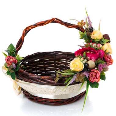 Paskalya kutlaması için çiçekli güzel dekoratif sepet, beyaz arka planda izole edilmiş.