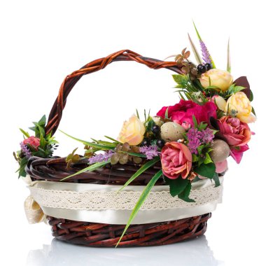 Beyaz hasır sepete asmalı Paskalya çiçeği aranjmanı. İzole edilmiş