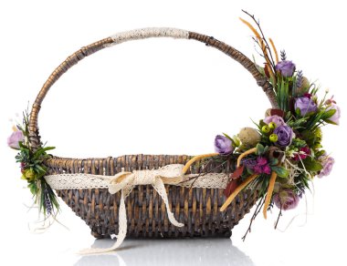 Beyaz hasır sepete asmalı Paskalya çiçeği aranjmanı. İzole edilmiş