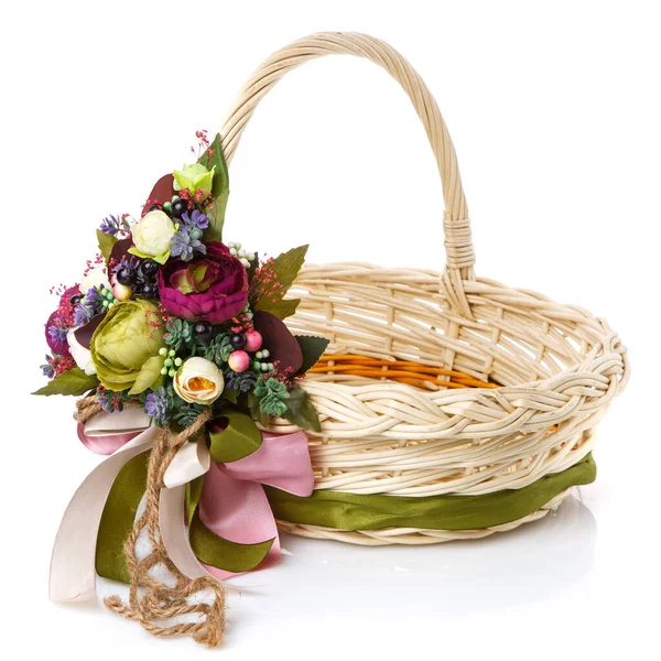 天然柳条篮装饰着美丽的花束 假期的概念 被白色背景隔离 — 图库照片