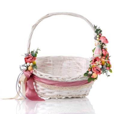 Beyaz hasır sepete asmalı Paskalya çiçeği aranjmanı. İzole edilmiş