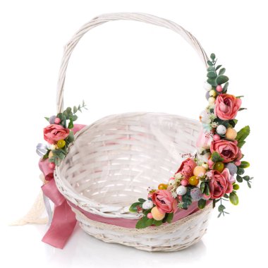 Dekoratif hasır sepet, orijinal çiçek dekoru ve uzun renkli kurdeleler. Beyaz bir arkaplanda izole edilmiş