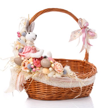 Çiçekler, paskalya yumurtaları ve geniş kurdelelerle süslenmiş klasik tarzda el yapımı Paskalya sepeti. Beyaz arkaplanda izole.