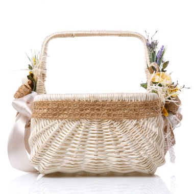 Orijinal çiçek desenli, doğal bileşenli ve ahşap tavşanlı bir sepet. Beyaz arkaplanda izole.