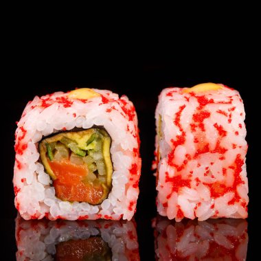 Siyah arka planda iki parça suşi. Makro Japon yemeği..
