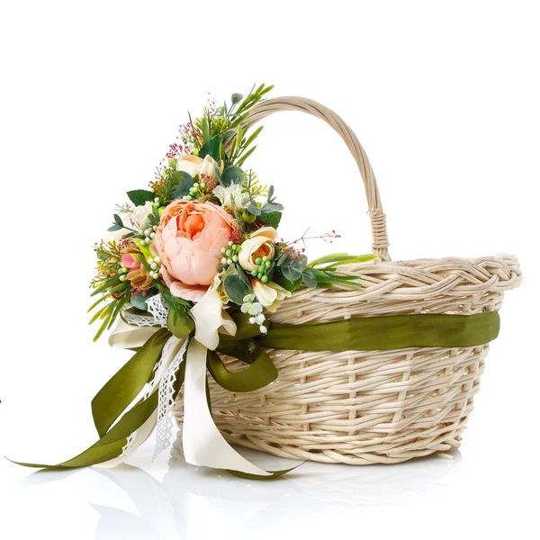 Ręcznie Robiony Koszyk Wielkanocny Stylu Prowansji Ozdobiony Wstążkami Kwiaty Odizolowane — Zdjęcie stockowe