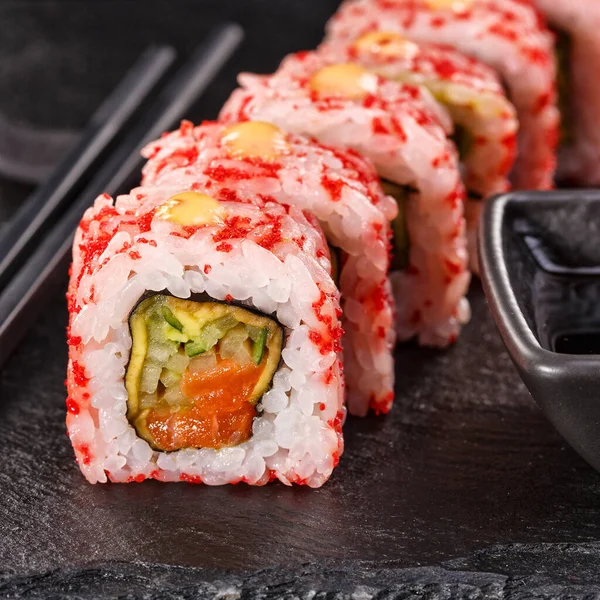 Sushi Met Stokjes Sojasaus Een Stenen Plank Japans Eten Set — Stockfoto