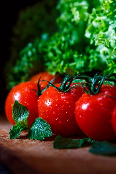 Ripe Red Fresh Tomatoes Vine Lettuce Mint Leaves Tomatoes Drops — Stock Photo, Image