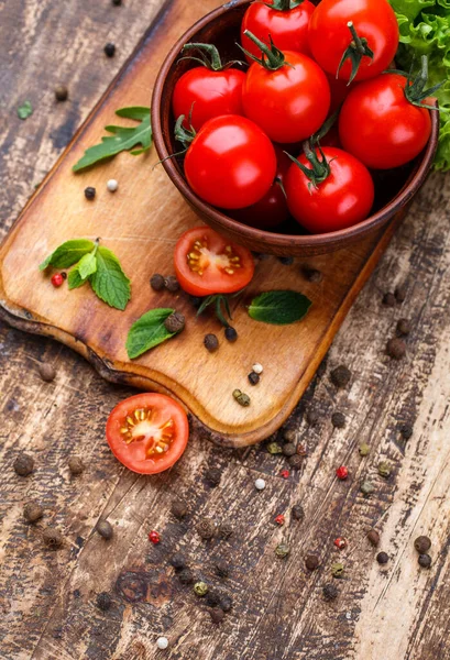 Ingredients Cooking Sauce Sprig Tomatoes Lettuce Peppercorns Ingredients Mint Healthy — Stock Photo, Image