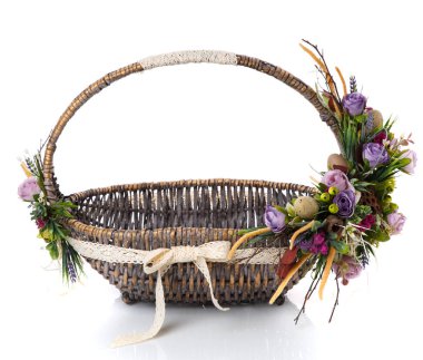 Çiçek ve kurdeleli doğal hasır sepet. Güzel bir fiyonk. Beyaz bir arkaplanda izole edilmiş