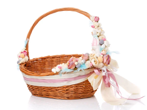 复活节庆祝用的褐色小柳条筐 亮丽精致的粉红色花装饰与陶瓷装饰兔子 背景是白色的 — 图库照片