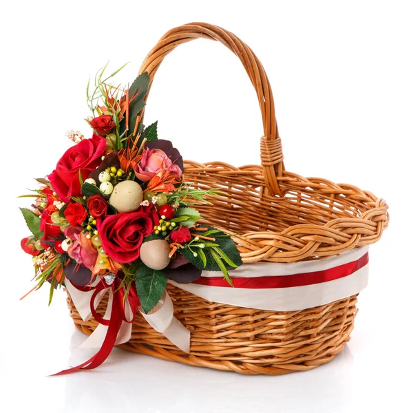 Brązowy Wiklinowy Koszyk Oryginalnym Uchwytem Wystrój Kwiatami Jajkami Wstążkami Zrobione — Zdjęcie stockowe