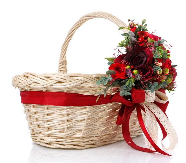 Ozdobiony Koszykiem Naturalnych Winorośli Wystrój Czerwonych Kwiatów Zielony Wstążka Izolowane — Zdjęcie stockowe