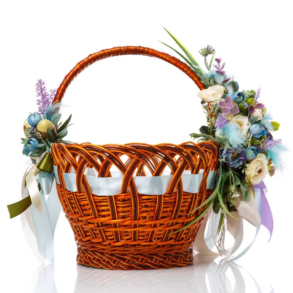 Hermosa Canasta Decorativa Con Flores Para Celebración Pascua Aislada Sobre —  Fotos de Stock