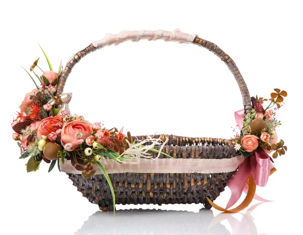漂亮的装饰篮 有复活节庆祝用的花朵 白色背景隔离 — 图库照片