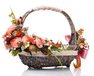 Çiçekler, paskalya yumurtaları ve geniş kurdelelerle süslenmiş klasik tarzda el yapımı Paskalya sepeti. Beyaz arkaplanda izole.