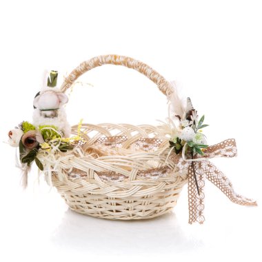 Paskalya kutlaması için çiçekli güzel dekoratif sepet, beyaz arka planda izole edilmiş.