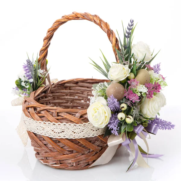 Stylowy Brązowy Wiklinowy Koszyk Wielkanocny Bardzo Pięknym Wystrojem Prowansji Ozdobione — Zdjęcie stockowe