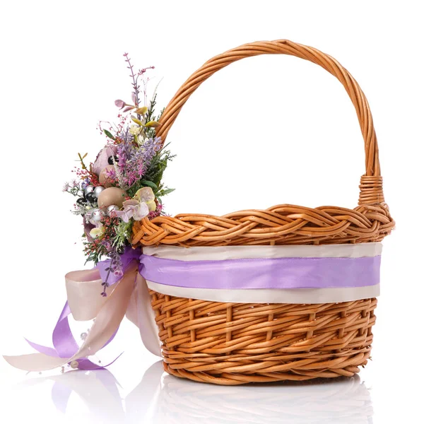 Stylowy Brązowy Wiklinowy Koszyk Wielkanocny Bardzo Pięknym Wystrojem Prowansji Ozdobione — Zdjęcie stockowe