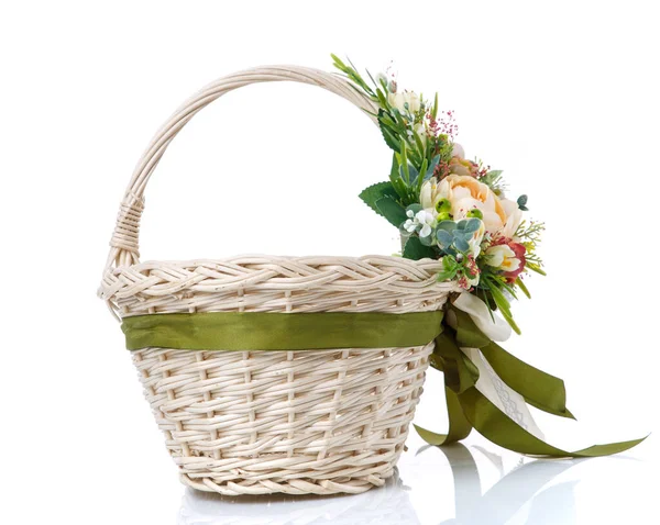 花やリボン付きの天然ウィッカーバスケット 横に美しい弓 白い背景に隔離された — ストック写真