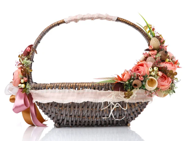 天然柳条筐 有花朵和丝带 篮筐柄侧面漂亮的花卉装饰 被白色背景隔离 — 图库照片