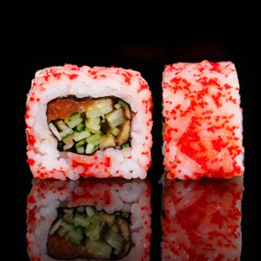 Siyah arka planda taze geleneksel Japon suşisi. Japon yemek tarzı..