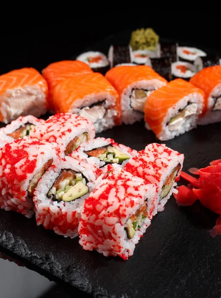 Verschillende Soorten Japanse Sushi Traditionele Broodjes Maki Met Wasabi Gember — Stockfoto
