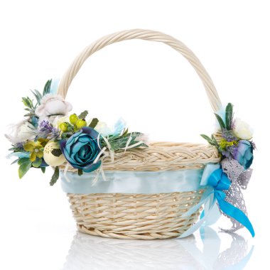 Hasır sepette güzel bir çiçek aranjmanı. Çiçek konsepti. Paskalya Sepeti. Mavi pastel renkler. İzole edilmiş. Paskalya için yapıldı.
