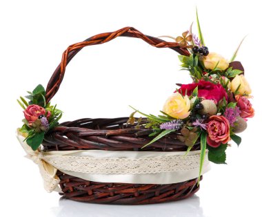 Hasır dizayn sepetleri Paskalya için çiçek aranjmanıyla süslenir. Beyaz bir arka planda. Yan görünüm.