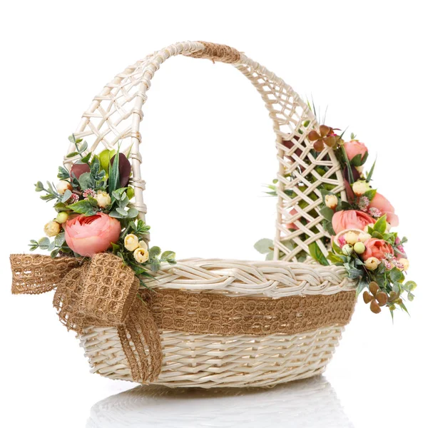 Canasta Ovalada Pascua Sobre Fondo Blanco Decorado Con Flores Rosa — Foto de Stock