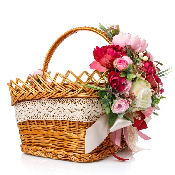 Oryginalny Kwadratowy Wiklinowy Koszyk Wielkanocnymi Kwiatami Wspaniała Sceneria Różowymi Piwoniami — Zdjęcie stockowe