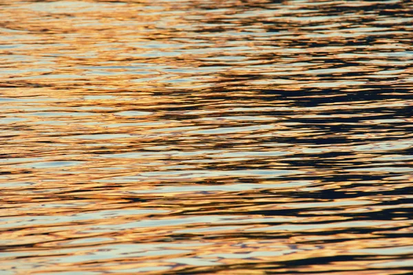 Superficie dell'acqua al tramonto — Foto Stock