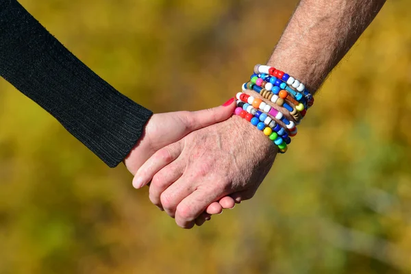 Seniorenpaar Hand in Hand — Stockfoto