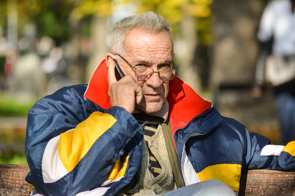 Bien parecido senior haciendo una llamada telefónica — Foto de Stock