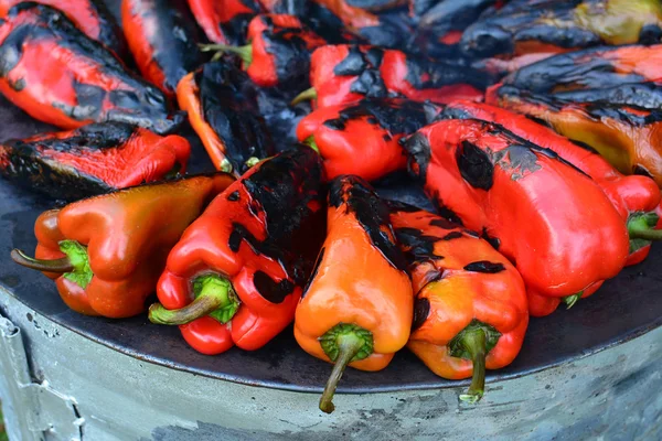 Röd paprika rostning — Stockfoto