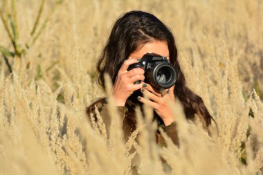 Genç, güzel bir Bayan fotoğrafçı