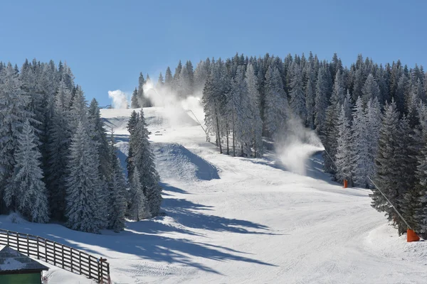 Chevauchement des pistes de ski avec de la neige artificielle — Photo