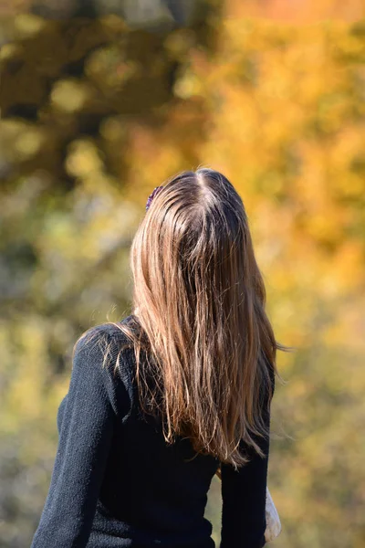 Langhaarige Mädchen im Herbst — Stockfoto