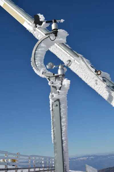 Medidor meteorológico de vento na pista de esqui — Fotografia de Stock