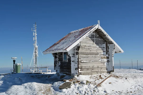 Small log house, frozen antenna and a few other stuff — Stock Photo, Image