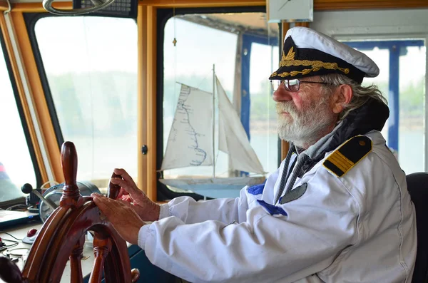 Gammal erfaren kapten i navigering cabine — Stockfoto