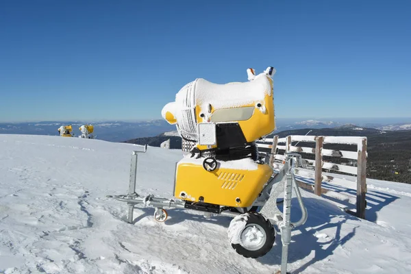 Três canhões de neve — Fotografia de Stock