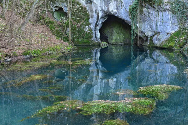 Springhead van de Krupaja rivier en grot — Stockfoto