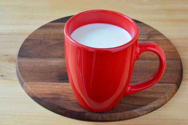 Красная чашка свежего молока — стоковое фото