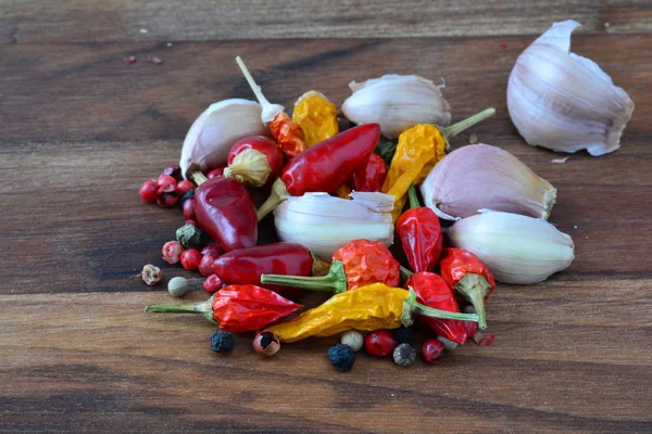 Garlic,chilli and peppercorns — Stock Photo, Image